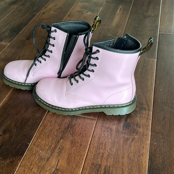 Super cute patent pink doc martens - Picture 2 of 4